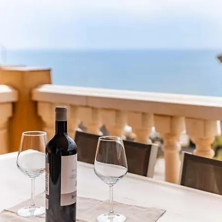 Spacious 3-bedroom - Casa Annelise Apartment *